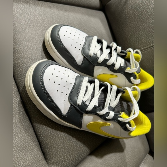 - NIKE
(GS) COURT BOROUGH LOW 2 SE
Size: 5.5 | Nike - Picture 7 of 9